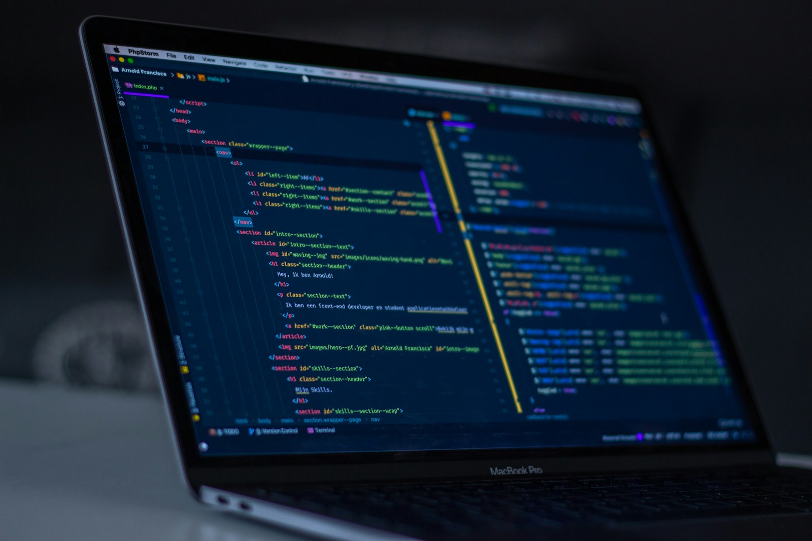 コードを表示したノートパソコン。WEBシステム開発のイメージ写真